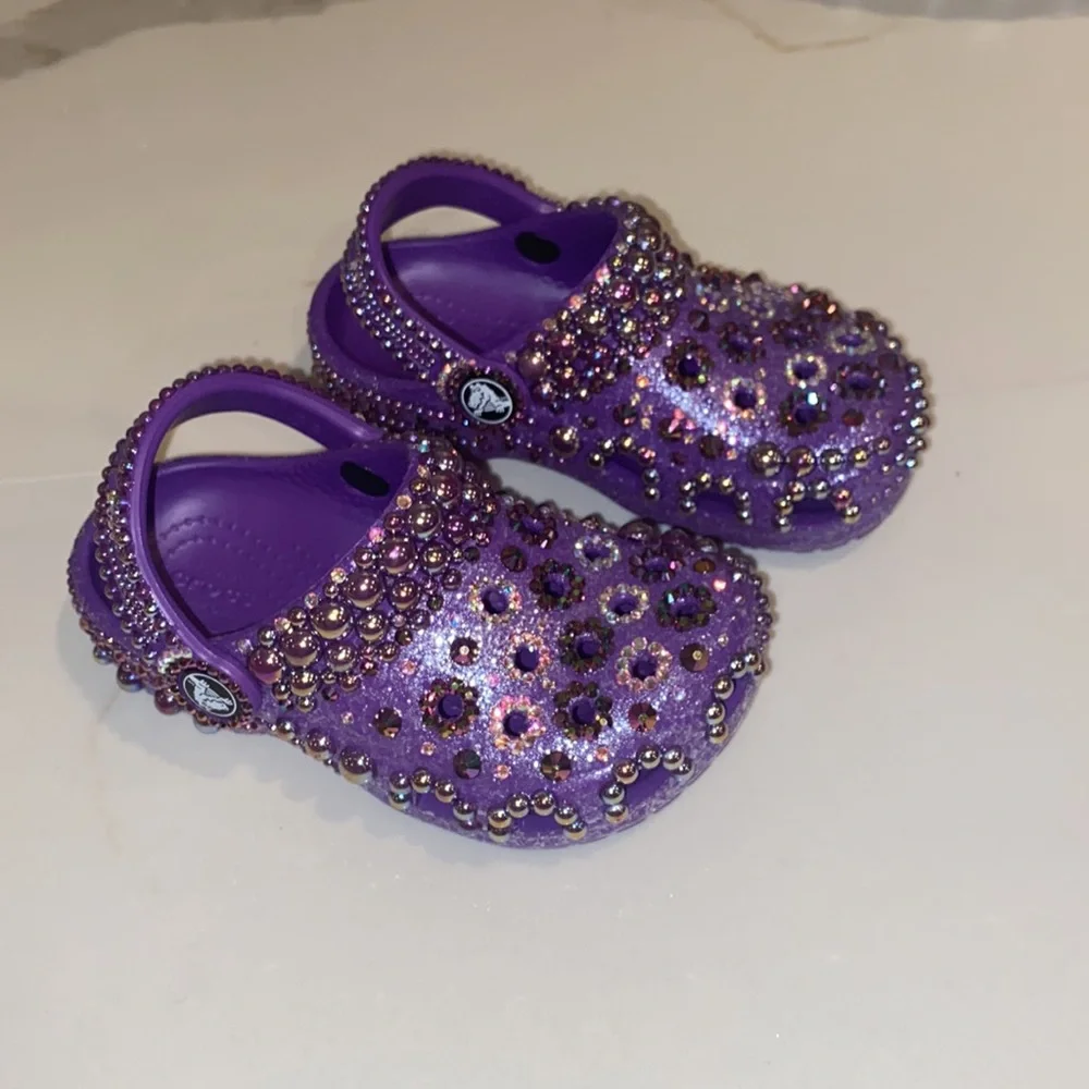 Toddler CROC SZ C8. Designed in Purple AB pearls, AB crystals, & Dragon crystals - Picture 4 of 4